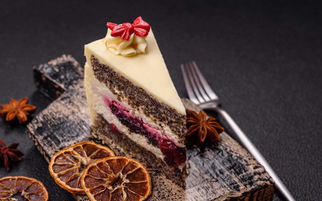 Торт з маком і вишнями