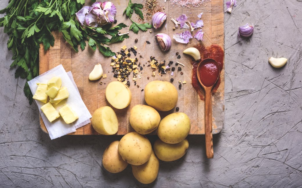 Картопля, часник, обробна дошка