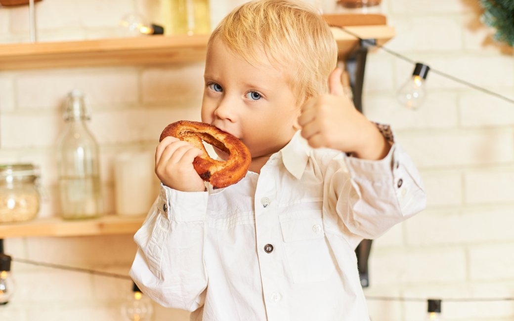 дитина хліб