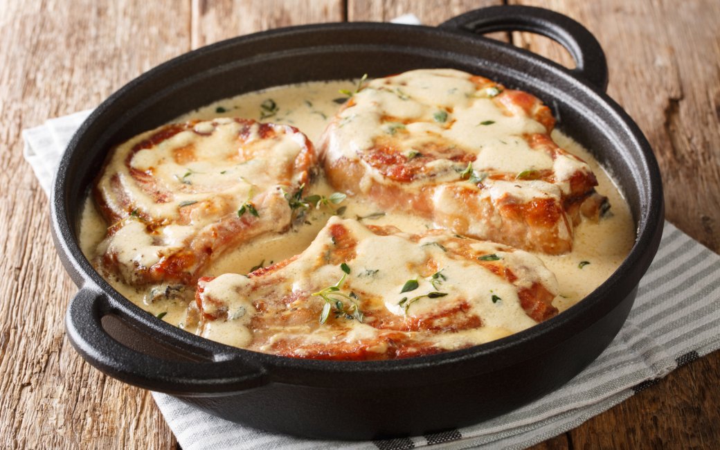 Шницели с овощами под сливочным соусом: рецепт