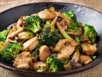Курка з броколі і грибами