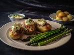 спаржа и фаршированный картофель