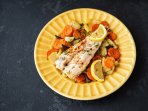 Риба з лимоном і овочами