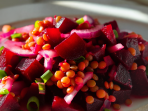 Салат з буряком і червоною сочевицею