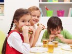 діти їдять