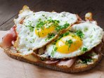 Бутерброди з яйцем і ковбасою