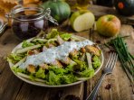 Салат з яблуками і курятиною
