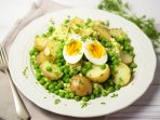 Зелений салат з молодої картоплі, горошку та яєць