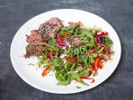Салат с говядиной и рукколой