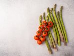 Спаржа с томатами черри