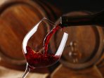 Червоне вино на форі бочок