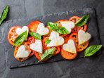 Салат капрезе з сердечками моцарели