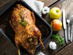 Запечений гусак з яблуками і хлібною крихтою