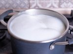 Молоко в каструлі