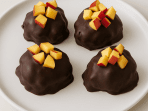 Закуска з персиками в чорному шоколаді