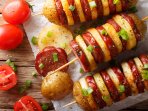 Шашлычки из картофеля и колбасок