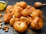 Грецькі пончики з медом і корицею