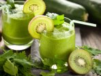 Зелений смузі з яблуком, ківі та грушею