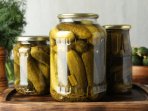 Солоні огірки під залізною кришкою