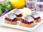 Канапка з буряком і оселедцем