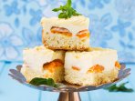 Сметанковий торт з персиками