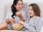 Подружки їдять попкорн