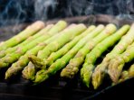 Спаржа на грилі