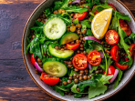 салат із сочевицею, помідорами та огірками