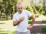 Старший чоловік займається спортом