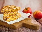 Сендвіч на грилі з сиром та яблуками