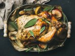 Курка в формі для запікання з яблуками