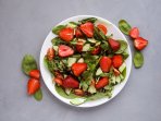 Салат з овочами та полуницею