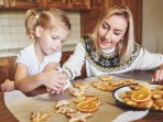 приготування різдвяних пряників. Мати з донькою.
