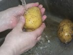 Чим вимити руки після молодої картоплі