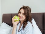 Жінка з яблуком