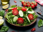 Зелений салат зі шпинатом і томатами