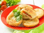 Пиріжки з помідорами і бринзою