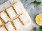 Лимонні батончики, посипані цукровою пудрою