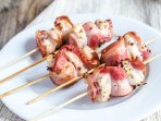Куриное филе в беконе на шпажках