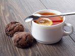 шоколадне печиво, чай