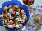 Салат з полуницею та сирними кульками