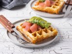 Вафлі з лососем і авокадо