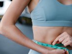 Жінка міряє обсяг талії