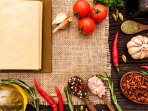 овочі, спеціїї, кулінарна книга на столі