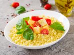 Пшоняна каша з козячим сиром і томатами