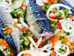 Скумбрія маринована з овочами