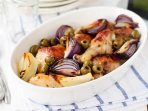 Запечені курячі гомілки з червоною цибулею і оливками