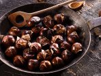 смажені каштани на сковороді