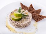 Тартар з оселедця з хлібом