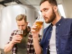 Чоловіки дегустують пиво